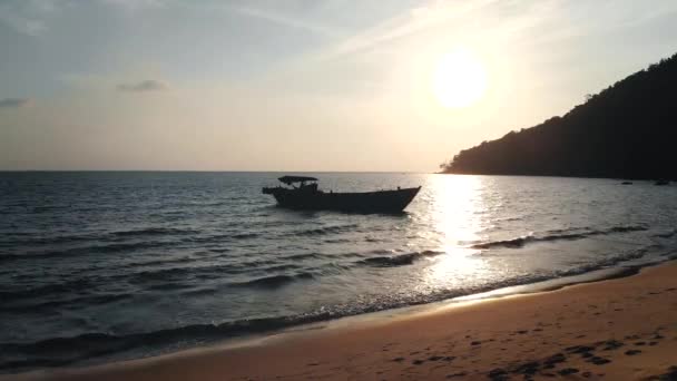 Риболовецьке судно на фоні красивий тропічний захід сонця,, Камбоджа — стокове відео