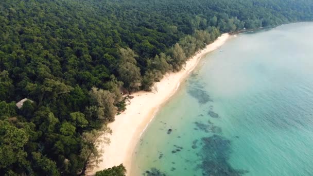 Luftbild von oben von der fliegenden Drohne eine erstaunlich schöne Meereslandschaft mit türkisfarbenem Wasser perfekte Website Hintergrund — Stockvideo