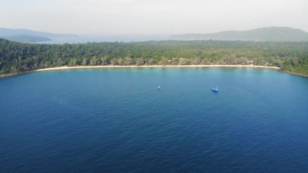Luftbild von oben aus einer fliegenden Drohne eine erstaunlich schöne Meereslandschaft mit türkisfarbenem Wasser mit Kopierplatz für Ihre Werbe-SMS oder Werbeinhalte. perfekter Hintergrund der Webseite — Stockvideo