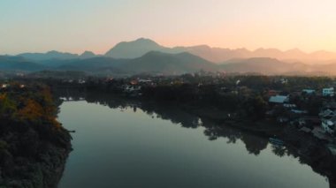 Luang Prabang, Laos'ta güzel gün batımı. Nam Kahn Nehri, Mekong Nehri'nin bir kolu,