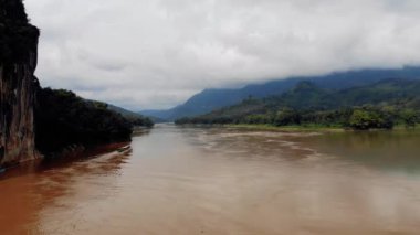 Dağların arkasındaki Mekong Nehri, laos. Nehirdeki kahverengi su.
