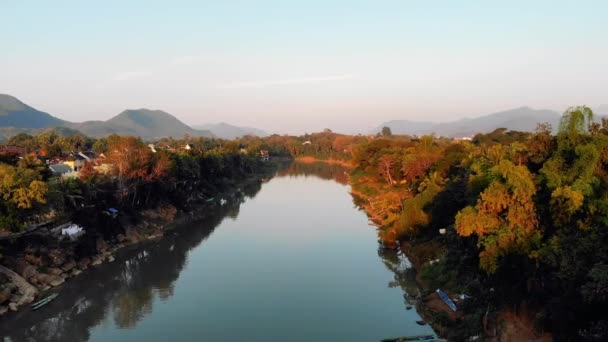美丽的日落在老挝的隆普拉邦。湄公河的支流南卡恩河 — 图库视频影像