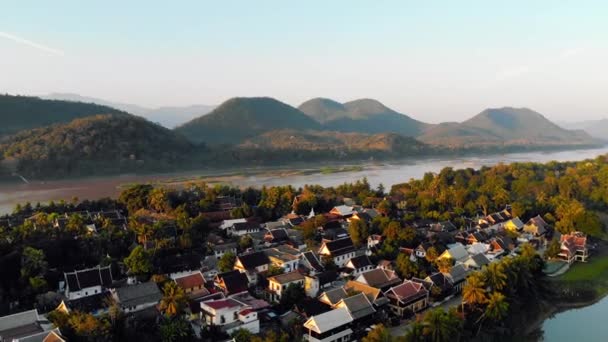 Luang Prabang, Laos. Widok lotniczy Luang Prabang miasto w Laosie. Pochmurne niebo nad małym miastem otoczonym górami. Rzeka Mekong — Wideo stockowe