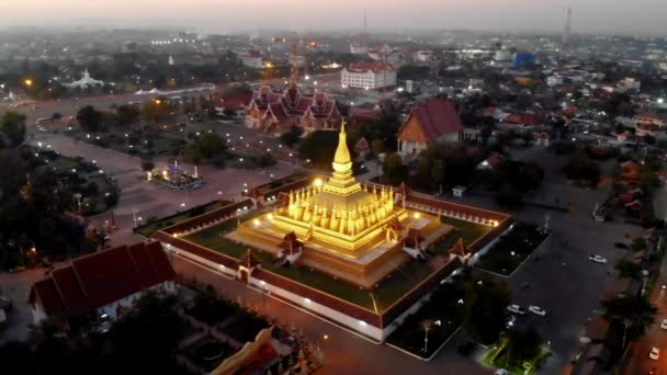 Pha That Luang es una estupa budista grande cubierta de oro y es el monumento nacional más importante de Laos y un símbolo nacional. Vientiane, Laos. — Vídeos de Stock