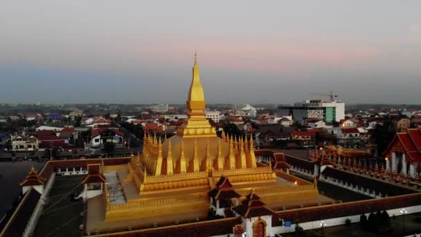 Pha That Luang è un grande stupa buddista ricoperto d'oro ed essere il più importante monumento nazionale in Laos e un simbolo nazionale. Vientiane, Laos. — Video Stock