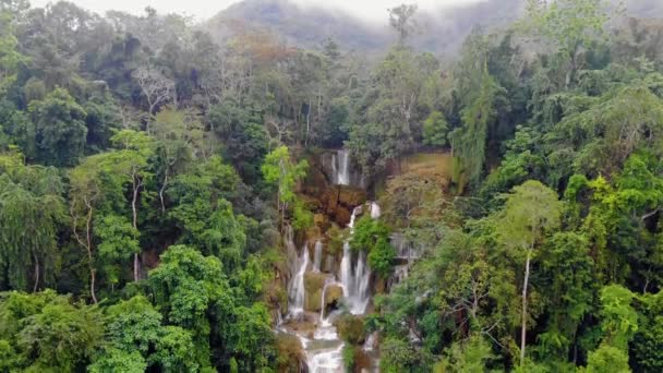 Lång exponerings fotografering av TAD Kuang si vattenfall, Lungprabang, Lao. Vacker bild av exotiska asiatiska landskapet. bild från drönaren, — Stockvideo