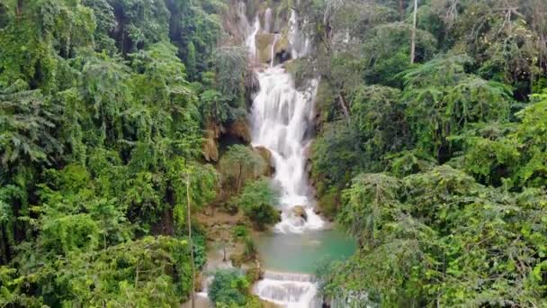 Kuang Si Falls eller känd som Tat Kuang Si vattenfall. Dessa vattenfall är favorit sidoresa för turister i Luang Prabang med en turkos blå pool — Stockvideo