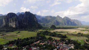Vang Vieng, Laos'taki çiftlik alanlarının ve kaya oluşumlarının havadan görünümü. Vang Vieng kireçtaşı karst manzara macera turizmi için popüler bir yer.