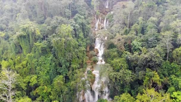 Długa ekspozycja fotografii tad Kuang Si wodospad, Lungprabang, Lao. Piękne zdjęcie egzotycznego azjatyckiego krajobrazu. wideo z drona, — Wideo stockowe