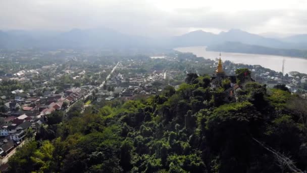Stupa dourado no topo do Monte Phou Si em Luang Prabang, Laos . — Vídeo de Stock