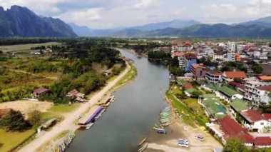 Nam Song Nehri, Vang Vieng, Vientiane Eyaleti, Laos. Vang Vieng, Kireçtaşı Karst 'ta macera turizmi için popüler bir yerdir.