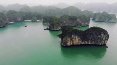 Vietnam'da Çarpıcı Halong Körfezi. Dünyaca ünlü Bay ile sisli havalarda Halong seyir. Amazing görünümleri yolcu gemisi