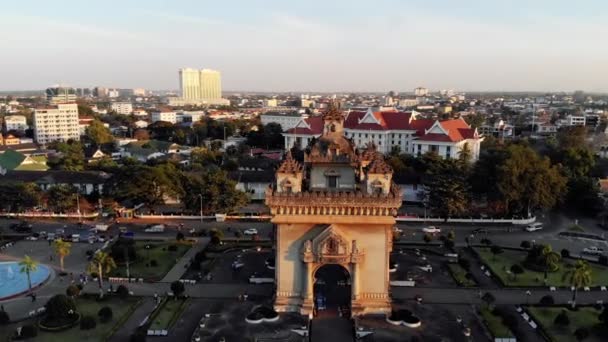 Puerta de Patuxai en la zona de Thannon Lanxing de Vientiane, Laos — Vídeos de Stock