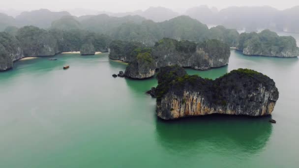ベトナムの見事なハロン湾。世界的に有名な湾を通って霧の天候でハロンクルーズ。素晴らしい景色クルーズ船 — ストック動画