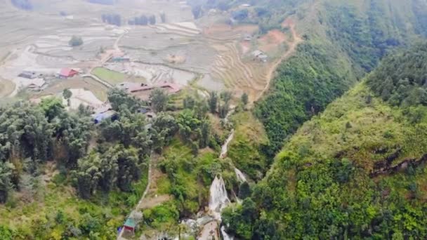 Luchtfoto van groene terrasvormige rijstvelden en bouwen op de vallei bij Cat Cat Village in Sapa, 4k Move Flying Drone — Stockvideo