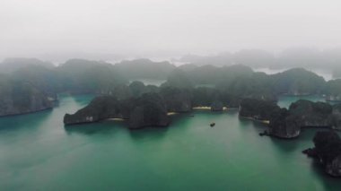 Vietnam'da Çarpıcı Halong Körfezi. Dünyaca ünlü Bay ile sisli havalarda Halong seyir. Amazing görünümleri yolcu gemisi