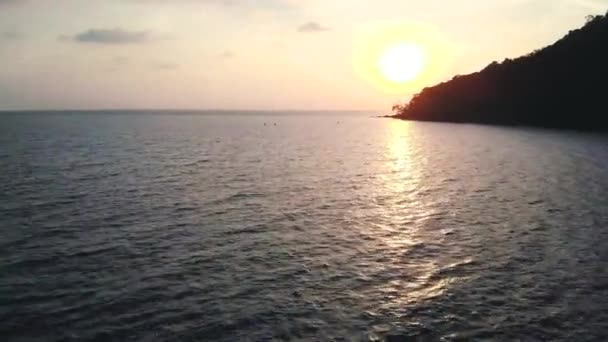 Beau coucher de soleil avec silhouette d'une île et bateau au Cambodge à Otres. . — Video