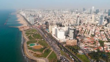 Uçuş Tel Aviv, İsrail şehir manzarası ile yukarıda hava görünümünü. Epik deniz sahil vurdu. İnanılmaz hava atış. Uçuş dronun tel Aviv bölgesinde Yafa'nın içinde Halk Plajı üzerinde. üstten görünüm, havadan görünümü.