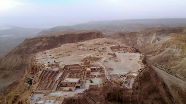 Flyga över Masada fästning område södra distriktet i Israel Dead Sea Area södra distriktet i Israel. Forntida judiska fästningen i Romarriket på toppen av en klippa i Judean Desert. utsikt från luften. 4K — Stockvideo