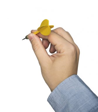 Bir adamın elindeki sarı dart duvara doğru işaret ediyor..