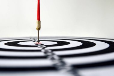 Dart hedefe yakın mesafeden vurdu. iyi hedefli isabet. yarışmayı kazanmak. İş hayatında başarı. hayatta başarı. Hedefine git. hedeflere ulaşmak. Dart oyunu. Spor hedefi. hedefli reklam