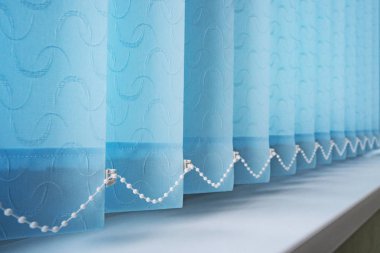 Modern iç tasarım. Dikey güneşlikler, Dikey panjur ve ışık ile Pencere, Dekor için Görüntü. Güneş ışığından kapalı pencere