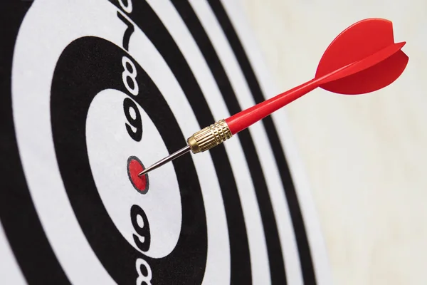 Dart hit target close-up. well aimed hit. winning the competition. Success in business. achievement in life. Go to its goal. achieve the goals. The game of Darts. Sports target. targeted advertising — Stock Photo, Image