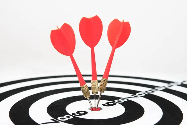 Dart hit target close-up. well aimed hit. winning the competition. Success in business. achievement in life. Go to its goal. achieve the goals. The game of Darts. Sports target. targeted advertising — Stock Photo, Image