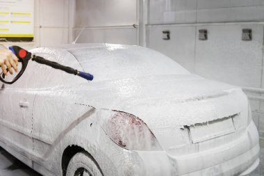 araba arabayı yıkamak için köpük ile kaplıdır. Otomatik araba yıkama. Arabalar için şampuan. Temizleme işlemi. Self servis,