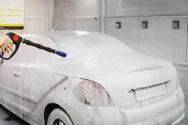 Coche está cubierto de espuma para lavar el coche. Lavado automático de autos. Champú para autos. Proceso de limpieza. autoservicio , — Foto de Stock