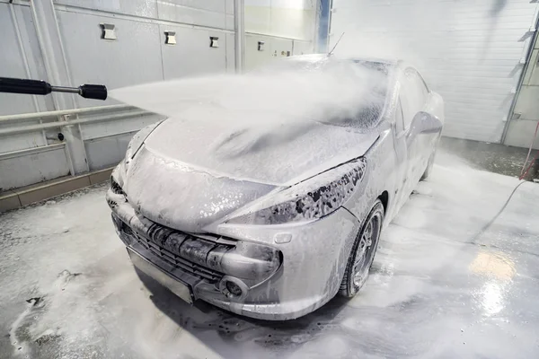 Car is covered with foam to wash the car. Automatic car wash. Shampoo for cars. Cleaning process. self-service, — Stock Photo, Image