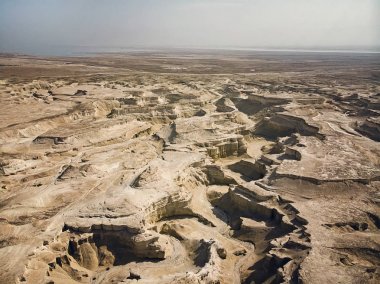 Judean Çölü'ndeki Kanyon. Ürdün Nehri'nin Batı Şeria'da bulunan Judean çölü havadan görünümü. Ölü denizin ıssız kıyısı. Çölün arka planı. Çölde taşlı kanyon.