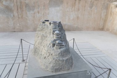 Zelot kalesi Masada, İsrail Kral Herod yaz sarayının minyatür bir model. Tepesine inşa edilmiş saray ile dağın modeli görünümü. Geçmiş zamanların arhitecture. Museology