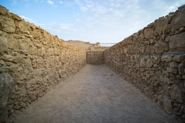 Blick auf die alte steinerne Sackgasse. Architektur antiker Zivilisation. masada Wege und Passagen, israel. Labyrinth-Sackgasse. Konzept des Stillstands. Stillstand. Suche nach Ausweg im Labyrinth. — Stockfoto