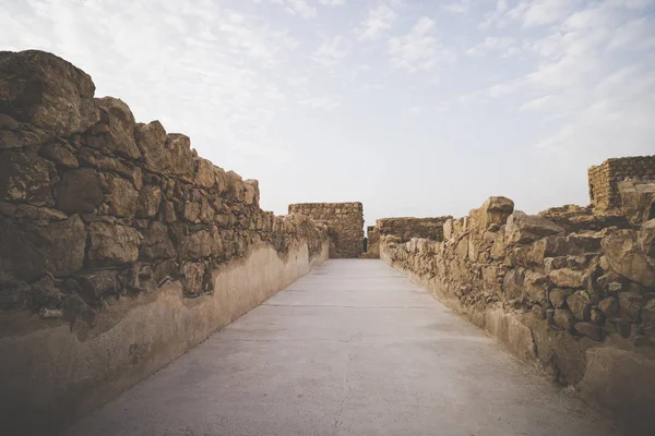 Masada festung, antike befestigung in israel auf einem abgelegenen felsplateau gelegen. einer der Passagen innerhalb der Masada-Festung, israel. alte zerstörte Steinmauern. Architektur der Vergangenheit — Stockfoto