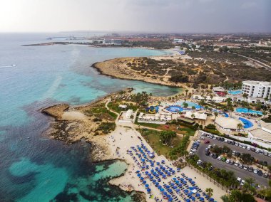 Kıbrıs şehri ve Ayia Napa şehrinin en iyi görünümü. Tatil Akdeniz kıyı kenti hava görünümü.