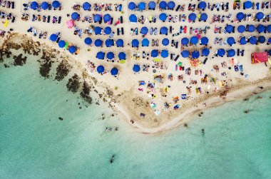 Nissi Beach Kıbrıs üzerinde inanılmaz hava görünümünü yukarıda. Nissi Beach, yüksek gelgit. Turistler sahilde dinlenin. Kalabalık plaj çok turist ile. Popüler bir yer.