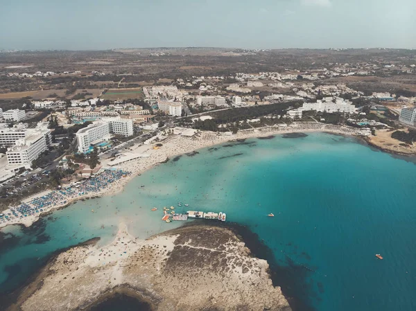 Cyprus beautiful coastline, Mediterranean sea of turquoise color. Houses on the Mediterranean coast. Tourist town. Nissi Beach. Summer vacation at sea. top view, aerial view. Cyprus, Ayia NAPA — Stock Photo, Image