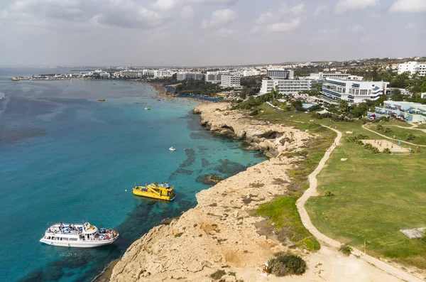 Cyprus beautiful coastline, Mediterranean sea of turquoise color. Cyprus, Ayia NAPA. countryside outside city — Stock Photo, Image