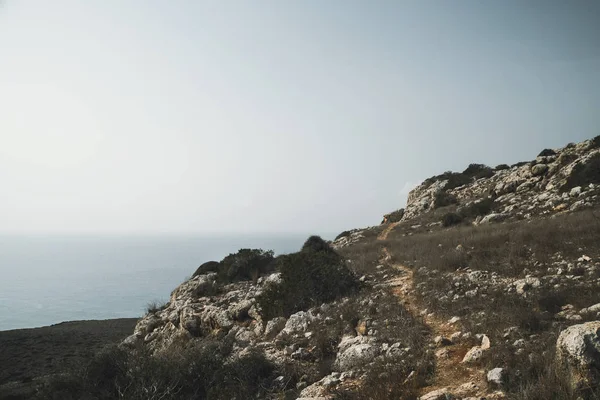 Aya Napa, Kaap Greco, natuurlijke bezienswaardigheden van Cyprus, achtergrond van berghelling. bergpad. Mediterrane landschap — Stockfoto