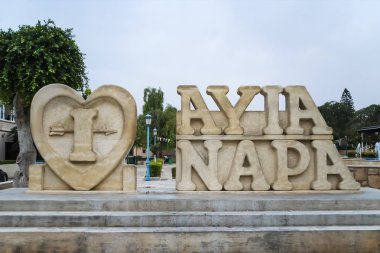 Ayia Napa, Kıbrıs. Ayia Napa tatil kasabasının sokakta taştan yapılmış şehrin adı.