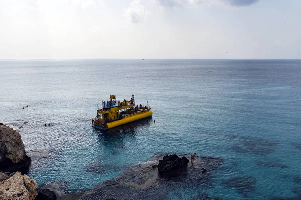 Barcos de recreo amarrados en Ayia Napa cerca de la playa. Ciudad del complejo en el extremo oriental de la costa sur de la isla de Chipre —  Fotos de Stock