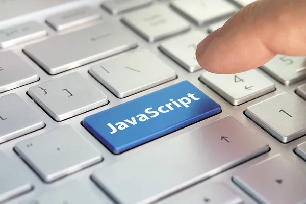 JavaScript-computertaal. schrijven op knop modern van grijze laptop. Vinger op de knop drukt. Programmeur voor werk. — Stockfoto