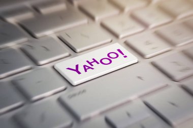 modern bir dizüstü bilgisayarın gri klavyeüzerinde şirket logosu yahoo ile düğmesini.