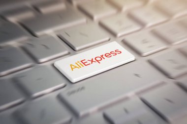 modern bir dizüstü bilgisayarın gri klavyesi üzerinde şirket logosu aliexpress ile düğmesini.