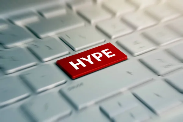 Hype rote Taste auf der Computertastatur. verschwommener Bewegungshintergrund. — Stockfoto