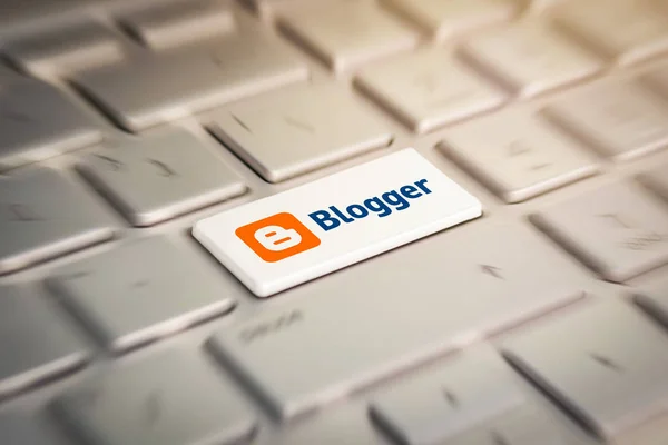 Bottone con il logo aziendale blogger sulla tastiera grigia di un moderno laptop . — Foto Stock