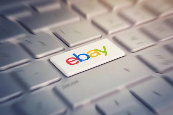 Pulsante con il logo aziendale ebay sulla tastiera grigia di un laptop moderno . — Foto Stock