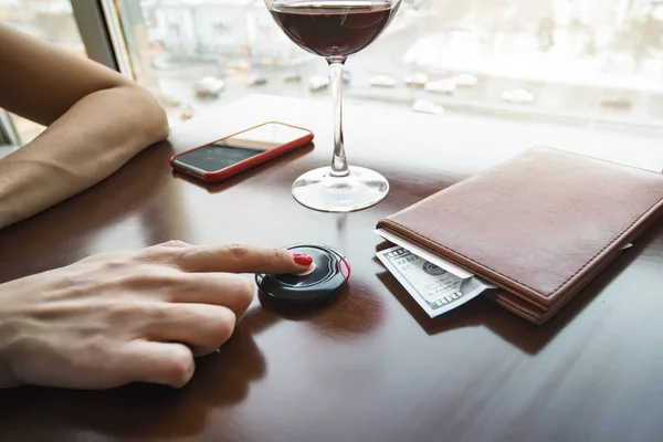 Libro de la cuenta en la mesa con dinero. Vida de lujo. tuvo un buen descanso. Gente rica. gente exitosa. propina para camarero. Buen servicio. Mucho dinero. gracias de los visitantes cliente. Buenos consejos . — Foto de Stock