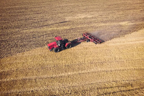 Tractor werkt op de velden, luchtfoto. Hooi op het veld. Het uitzicht vanaf de top. Trekker oogst droog gras — Stockfoto